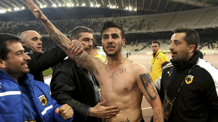 MER TR�BBEL: Bare m�neden etter at AEK-spiller Giorgos Katidis feiret en scoring med nazi-hilsen, stormet spillerne banen og jaget spillerne under en kamp i kveld. Foto: REUTERS/Icon/Giannis Liakos