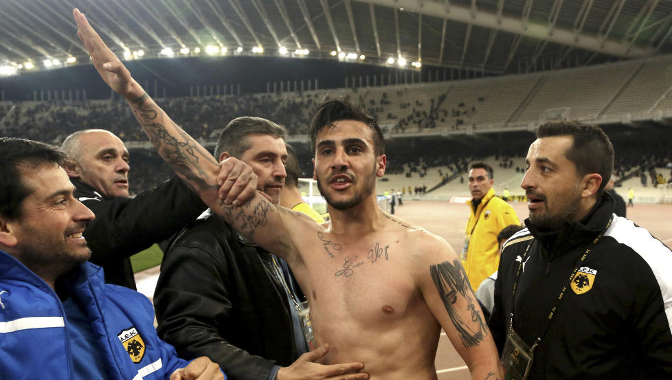 STRAFFES YTTERLIGERE: AEK Athens Giorgos Katidis feiret p� denne m�ten etter � ha blitt matchvinner i helga. N� f�r han nok en straff, etter � tidligere i uka ha blitt utestengt fra det greske landslaget p� livstid. Foto: Reuters / Icon / Giannis Liakos / NTB Scanpix