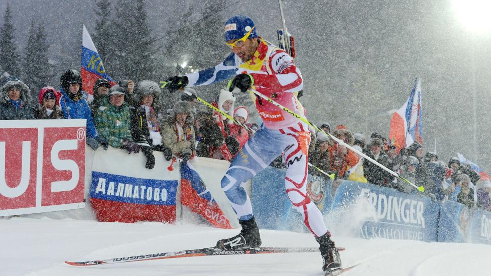  VUNNET ALLEREDE:  Franske Martin Fourcade har vunnet verdenscupen sammenlagt for lenge siden. Og i dag kronet han den gule tr�ya med � ogs� vinne skiskyttersesongens siste renn. Foto: AFP PHOTO / NATALIA KOLESNIKOVA / NTB Scanpix