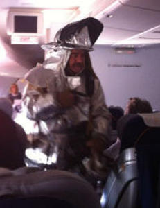 Her blir livredde passasjerer bedt om � vente om bord mens brannvesenet rykker inn