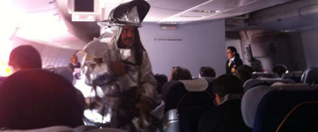 Her blir livredde passasjerer bedt om � vente om bord mens brannvesenet rykker inn