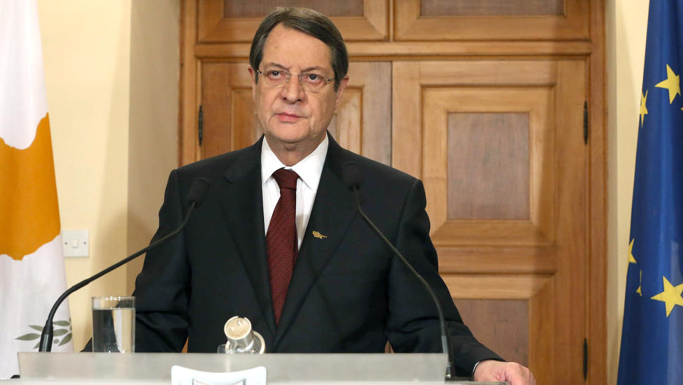 PRESSET: President Nicos Anastasiades er under hardt press for � f� til en l�sning p� Kypros' finansielle problemer. Her fra en TV-tale i kveld. Foto: CHRISTOS AVRAAMIDES / PIO / AFP / NTB SCANPIX
