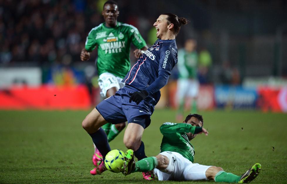 T�FF DAG: Zlatan Ibrahimovic scoret p� en herlig straffe, men hadde ellers en frustrerende kveld p� Saint Etienne i g�r kveld. Da dommeren bl�ste av kampen, fikk han beskjed av Zlatan om � roe seg ned. Foto: AFP / PHILIPPE DESMAZES / NTB Scanpix