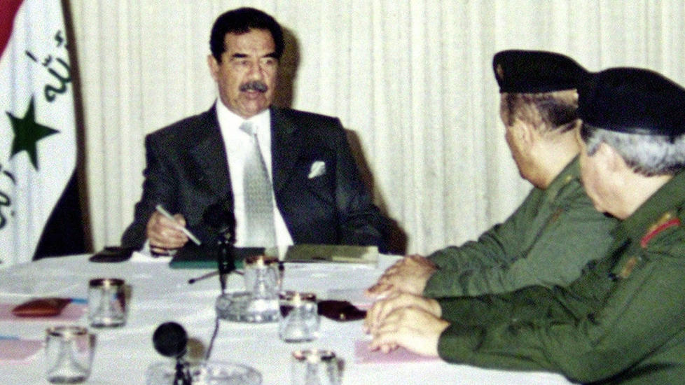 BETRODD: Utenriksminister Naji Sabri (t.h.) i et m�te med Saddam Hussein og visepresident Taha Yassin Ramadhan i august 2002. N� hevder BBC at Sabri ga hittil ukjent informasjon til en h�ytst�ende CIA-mann. Foto: Reuters / NTB scanpix