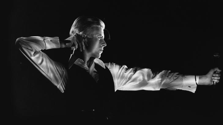 THE THIN WHITE DUKE: David Bowie i bueskytter-positur, fotografert under Station to Station-turneen i 1976. Bildet kan sees sammen med mer enn 300 andre objekter under den store David Bowie-utstillingen som �pner i London l�rdag. Foto: John Rowlands � John Robert Rowlands