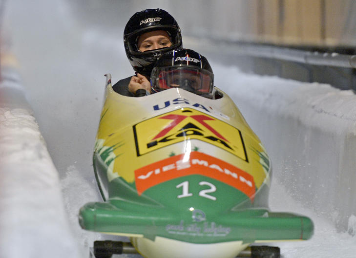 BREMSEJOBB: Lolo Jones har jobben som bremsekvinne i toerboben, mens Elana Meyers er pilot. Foto: AP / Martin Meissner / NTB Scanpix