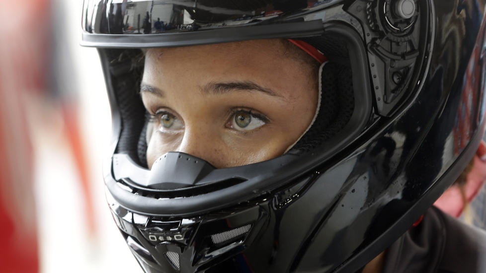G�R NYE VEIER: Lolo Jones har feilet i � ta OL-medalje p� 100 meter hekk. Det er hovedgrunnen til at hun n� satser mot OL i Sotsji - i bobsleigh. Her fra Lake Placid f�r jul. Foto: AP / Mike Groll / NTB Scanpix
