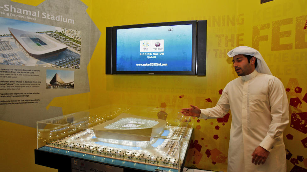 INGEN SUPERLIGA HER: Al Shamal stadion kunne arrangert kamper i Dream Football League, hadde det ikke v�rt for at hele turneringen er en bl�ff. Her viser Yausif Ahmed Al baker, teknisk ansvarlig for Qatar-VM 2022 fram en modell av stadion. Foto: AP Photo/Kamran Jebreili