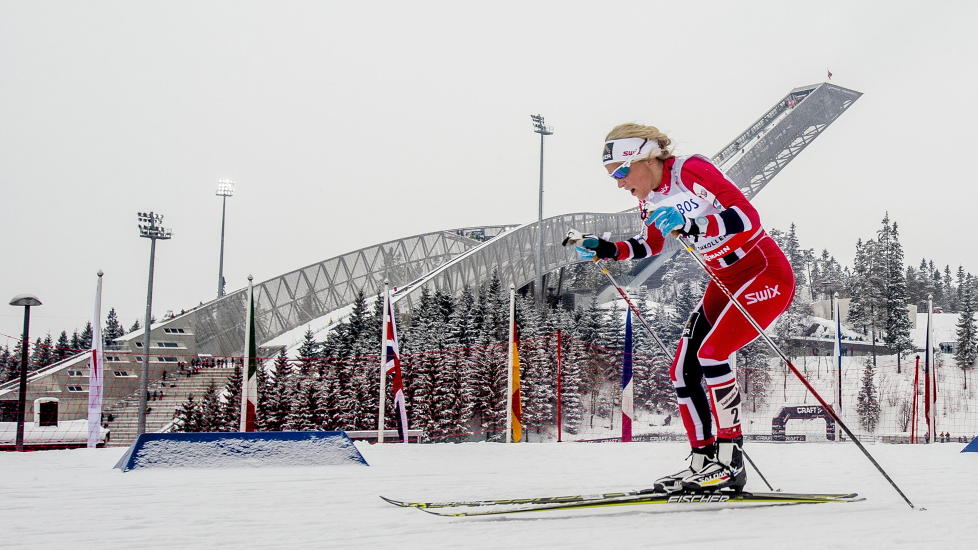 DETTE VILLE FOLKET SE:  Nesten dobbelt s� mange kj�pte billett til Holmenkollen i helga, sammenliknet med de som s� tippeligafotball. Her er Therese Johaug p� vei mot seier p� tremila. Foto: Stian Lysberg Solum / NTB Scanpix
