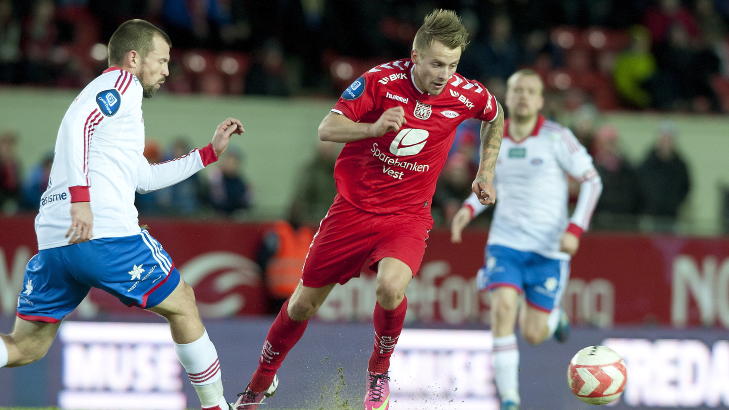 BEST I BERGEN: Over 12000 s� Brann banke V�lerenga p� Brann stadion. Her er hjemmelagets Kristoffer Larsen i kamp med VIFs Andr� Muri (t.v.) og  Christian Grindheim (bak). Foto: Marit Hommedal / NTB Scanpix