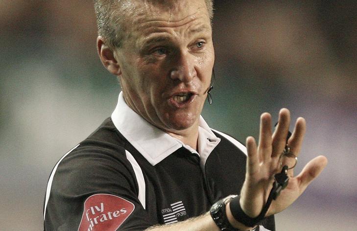 SATT OPP LISTE: Graham Poll d�mte i Premier League i en rekke �r f�r han la opp. Foto: REUTERS/Nigel Roddis/NTB scanpix