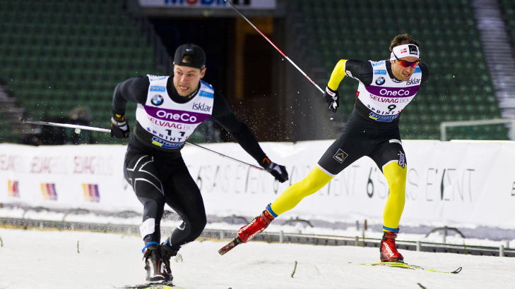 SETTER PETTER I SKYGGEN: Petter Northug ble sl�tt ut i 100 meter-semifinalen under sprintskishowet p� Bislett stadion. Ludvig S�gnen Jensen (t.v) satte ny verdensrekord.
Foto: Vegard Gr�tt / NTB scanpix