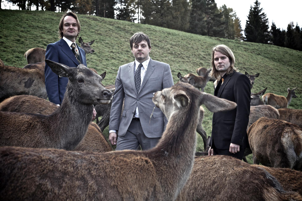 P� LANDET: Slik, dresskledd i pastorale omgivelser, skal tyske ACT presentere In The Country for verden. Fra venstre Morten Qvenild, Roger Arntzen og P�l Hausken. FOTO: ACT /J�RN STENERSEN