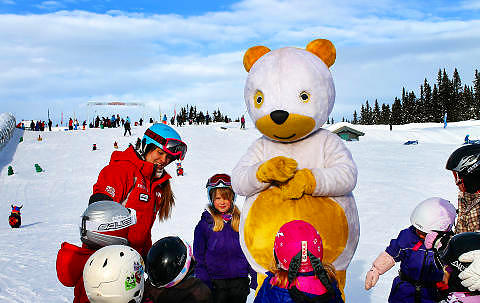 HAFJELL: Pelle er en av maskotene i bakken p� Hafjell alpinanlegg. Foto: KIRSTEN M. BUZZI