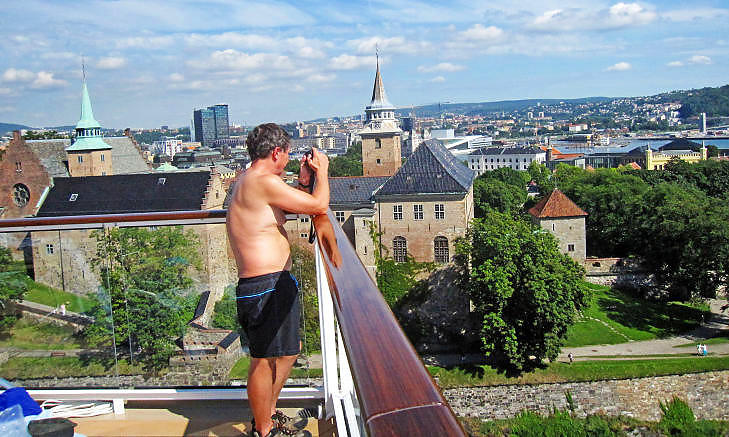 POPUL�R: Cruisegjestene simpelthen elsker den norske hovedstaden. Ni av ti bes�kende sier at de vil tilbake innen tre �r. Denne karen sikrer seg ferieminner fra �verste dekk p� �Celebrity Equinox�. Foto: EIVIND PEDERSEN