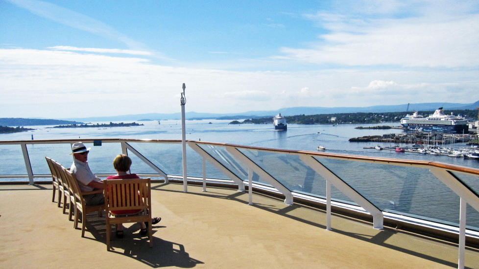 OSLO: En fersk unders�kelse viser at bare 2 av 100 cruisepassasjerer velger � bli om bord n�r cruiseskip bes�ker Oslo. Det er likevel flott � sitte p� dekk og nyte utsikten til Norges femte lengste fjord! Foto: EIVIND PEDERSEN