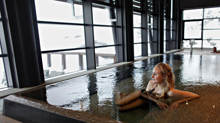 BADENYMFE: Malin T�rnhamn slapper av i varmt vann p� Norefjell. Foto: OLE C.H. THOMASSEN