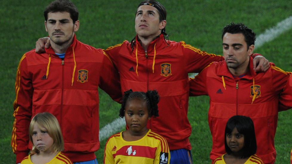F�RER SEG INN I REKKENE: Sergio Ramos (midten) kan f� sin 100. landskamp for Spania fredag. Da f�rer han seg inn i rekkene sammen med Iker Casillas (venstre) og Xavi (h�yre). Foto: AFP / PEDRO UGARTE