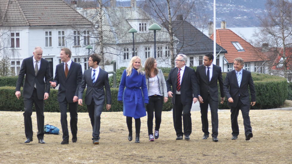 SLIPSTVANG: Bare Julie Str�msv�g (i bl� k�pe) og Siri Nordby slipper � if�re seg slips for � v�re fotballekspert p� TV2. Men 2FX-herrene gis samtidig stor individuell frihet i valg av slips. Fra venstre Erik Thorstvedt, Ole Martin �rst, Freddy dos Santos, Davy Wathne, Daniel Nannskog og Mini Jakobsen. Foto: H�vard Solem / TV2