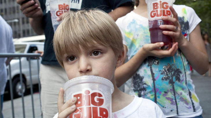 FORSVARTE BRUSEN: Store og sm� protesterte da New York-ordf�rer Michael R. Bloomberg i 2012 foreslo � lovbegrense hvor store enheter av sukkerholdig brus det skal v�re lov � selge. Foto: REUTERS/Andrew Burton/NTB Scanpix