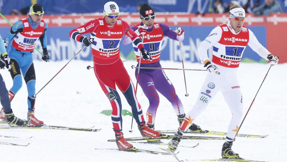 KANSKJE KOMMER KUNGEN: Emil J�nsson (t.h.) sier at han skal gj�re alt for � holde Petter Northug borte fra kong Carl Gustav i Stockholm i ettermiddag. Her fra team-sprinten i VM. Foto: Lise �serud / NTB Scanpix