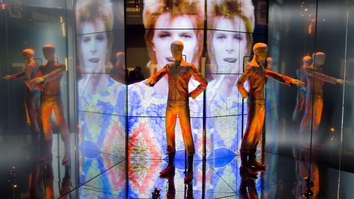 �STARMAN�: Kostymet Bowie brukte under sin legendariske opptreden p� Top of the Pops i 1972. Foto: AFP / Leon Neal / SCANPIX
