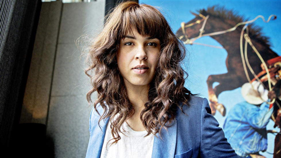 FANT RO: Da Maria Mena v�knet opp dagen etter bryllupet sitt var alt forandret. Hun hadde funnet ro. - Jeg f�ler at jeg er blitt en del av noe st�rre enn meg selv, sier hun til Dagbladet. Her er Maria Mena foran bildet �The horse� av Richard Price p� hotellet The Thief p� Tjuvholmen. Foto: Lars Eivind Bones