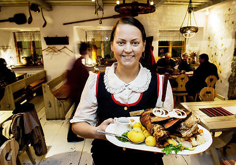 ESTLAND: Mye mat for to i Tallinn, 220 kroner med drikke. Foto: JOHN TERJE PEDERSEN