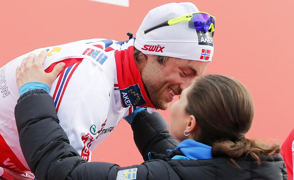 SAVNET DENNE KLEMMEN: Petter Northug fikk en klem av kronprinsesse Victoria etter gullet p� 15 kilometer friteknikk i VM i Val di Fiemme. I dag var det den svenske kongen som delte ut prisen. 
Foto: Lise �serud / NTB scanpix