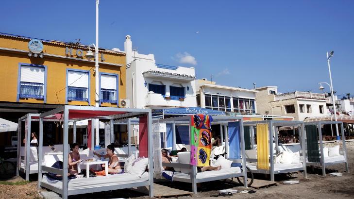 SOL OG VARME: Enn� ikke helt varmt i vannet, men sola tar. Du kan ha t�rne i sand om morgenen og base i sn� et par timer seinere. Her fra stranda Pedregalejo utenfor Malaga. Foto: NINA HANSEN