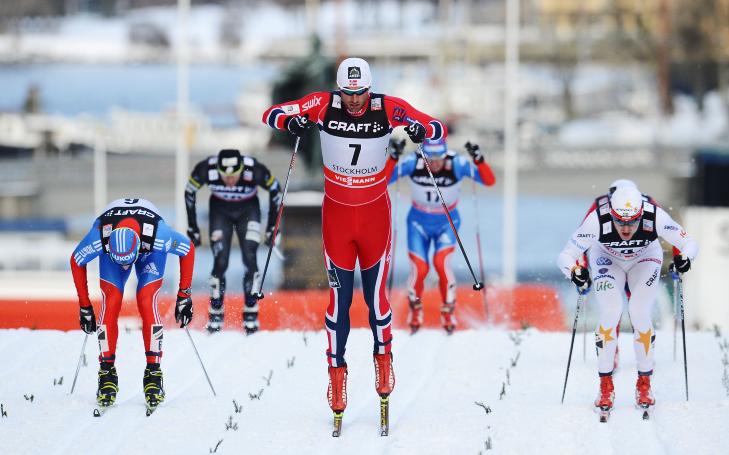 HUGG TIL: Petter Northugs imponerende staking inn til m�l i Stockholm gj�r inntrykk p� svenskene. Foto: AFP PHOTO/JONATHAN NACKSTRAND / NTB SCANPIX