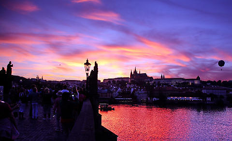 RIMELIG STORBYFERIE: Det f�r du i Tsjekkias hovedstad. Og  Praha-borgen tar seg fantastisk flott ut n�r solnedgangen er s� vakker som dette. Foto: EIVIND PEDERSEN