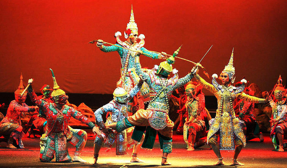 TRADISJONELL THAILANDSK DANS: Dramaet som utspiller seg p� Chalermkrung Royal Theatre bygger p� deler av den thailandske historien, og ulike legender og myter. Foto: MICHAEL T�PFFER