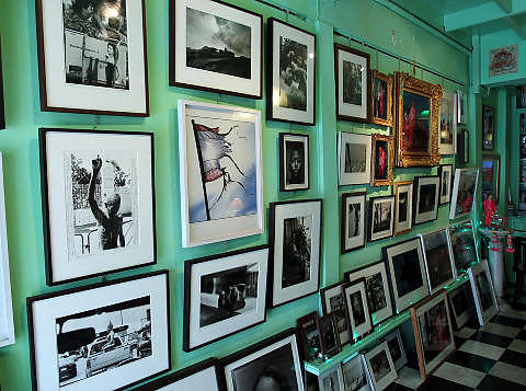 HUNDREVIS AV VAKRE BILDER: Kathmandu fotogalleri ligger i et gammelt, tradisjonelt thailandsk hus i Bangkok. Foto: MICHAEL T�PFFER