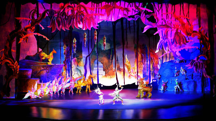 MASTODONTISK: Teaterforestillingen Siam Niramit tar publikum med p� en reise gjennom den thailandske historien og kulturen. Foto: MICHAEL T�PFFER