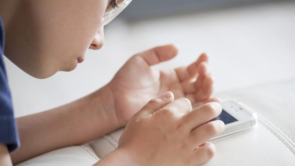 TROLIG UTE AV KONTROLL: R�dville foreldre kommer lenger med god kommunikasjon enn med forbud og sperrer, tror medieekspertene. FOTO: Thinkstock