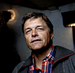 SYKLIST: I �P� hjul med Dag Otto� er det ikke bare utrente kjendiser som skal utfordres. Lauritzen m� selv ta utfordringer p� strak arm. Foto: Lars Eivind Bones