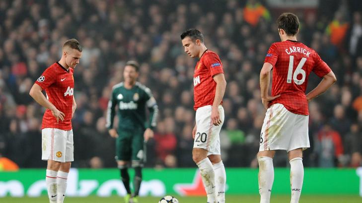 NEDBRUTT: Robin van Persie (i midten) depper etter et av Reals m�l p� Old Trafford. N� g�r spissen til angrep p� kampens tyrkiske dommer. Foto: Peter Powell / EPA / NTB Scanpix