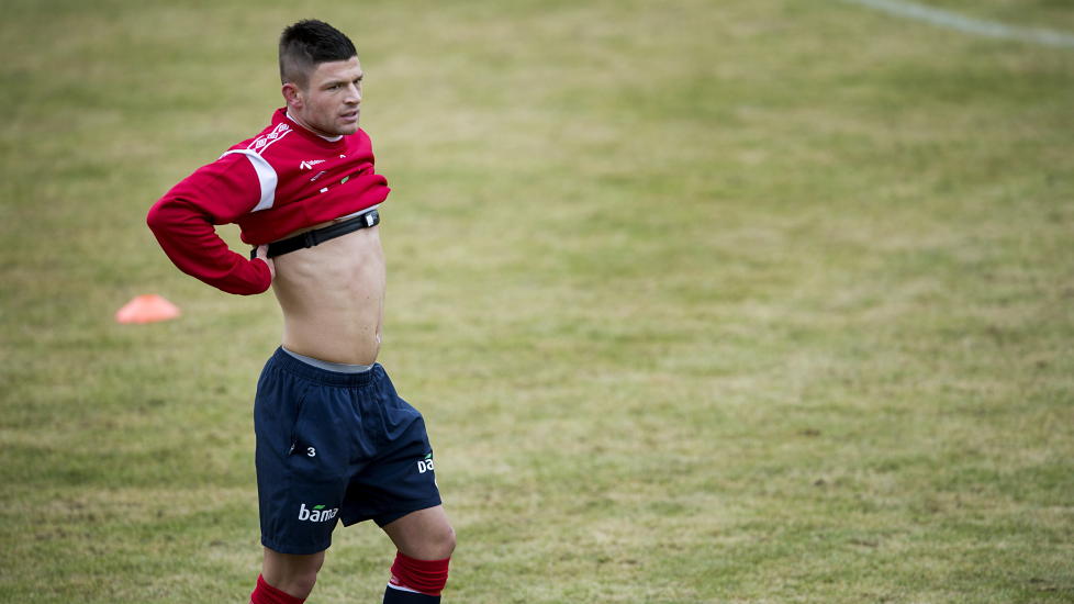 BLE VARM, JA: Valon Berisha stilte som eneste spiller p� landslagstreninga p� �r�sen tirsdag, uten verken lue, votter, eller langbukser. Foto: Benjamin A. Ward / Dagbladet