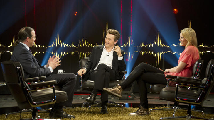 HOS SKAVLAN: Gro Hammerseng er gjest i kveldens Skavlan. Her sammen med programleder Fredrik Skavland (i midten) og sveriges finansminister Anders Borg. Foto: Monkberry