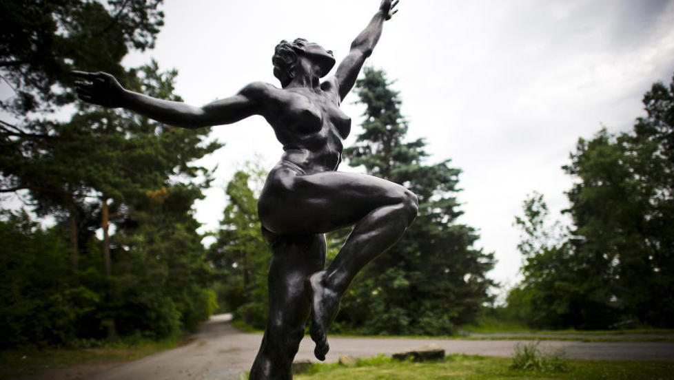 ETTERLYSER DIREKTEDEMOKRATI: �Det p�st�s at dette er en raus gave til Oslo, men s�nn jeg ser det er dette en raus gave fra Oslo by til Christian Ringnes, v�r s� god, Ekebergskogen som lekeplass�, skriver artikkelforfatteren. Bildet viser Kristin Kokkins skulptur Joy, som allerede er p� plass foran Ekeberg-restauranten i Oslo. Foto: H�kon Eikesdal