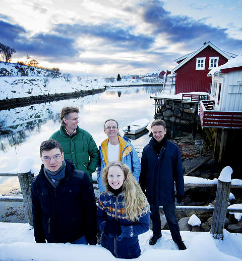 FAMILIEFERIE: De er nederlandske fettere og kusiner p� tur. Alle har norsk bestemor, og de var aldri i tvil om at de ville bo i rorbu under sitt opphold i Lofoten. Bak fra venstre: Peter van der Grinten, Baudew�n Od� og Jurriaan Od�. Foran fra venstre: Lodewijk Od� og Kirsten van der Grinten. Foto: ANITA ARNTZEN