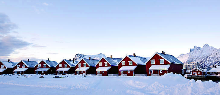 RORBUSUITENE: Beliggenheten, r�dfargen og byggestilen gj�r at de minner om sine eldre slektninger, men dette er rorbuer � la 2000-tallet. Foto: ANITA ARNTZEN