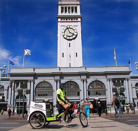  TAXISYKKEL: Hvis du ikke orker � tr�kke byen rundt sj�l, er det bare � sette seg bakp� en taxisykkel. Foto: KIRSTEN MARGRETHE BUZZI