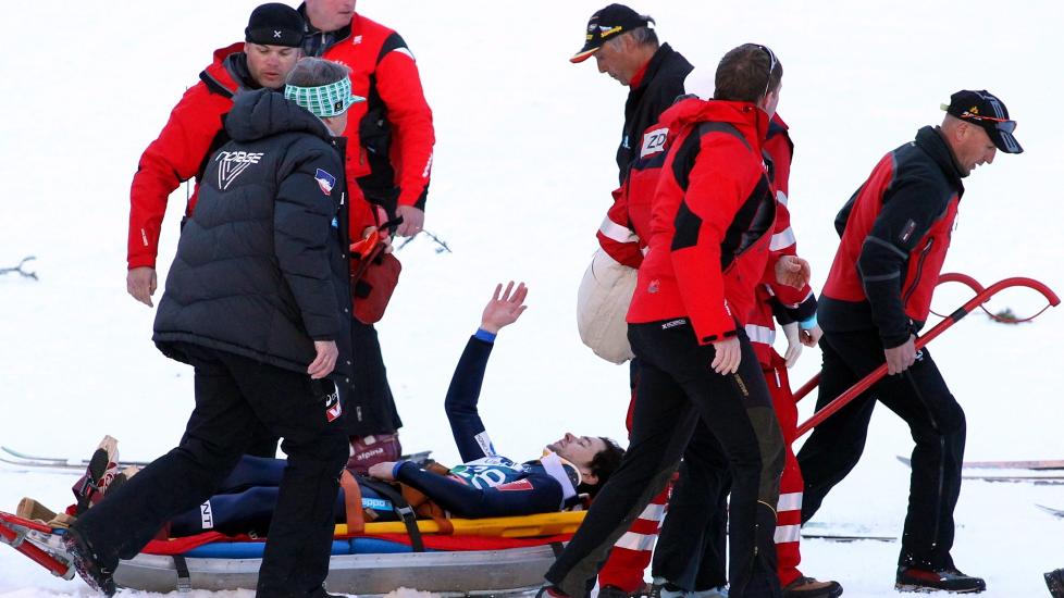 BRAKT TIL SYKEHUS: Anders Jacobsen ble fraktet ut p� b�re f�r ferden gikk til sykehus i Ljubljana. Foto: Grzegorz Momot / EPA / NTB Scanpix