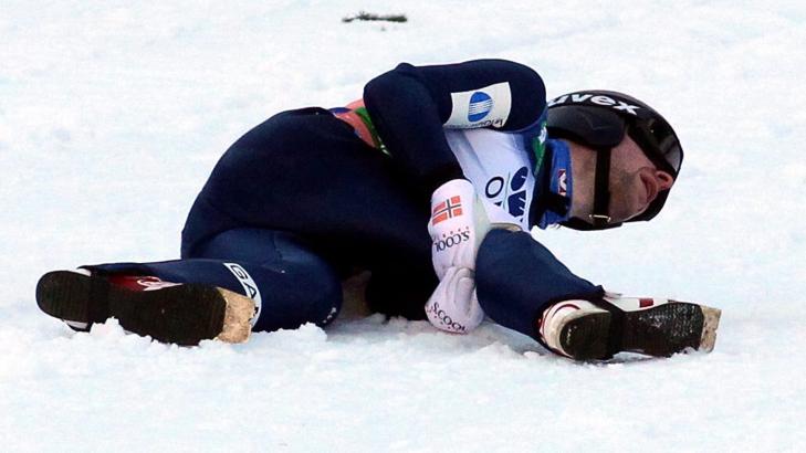 STERKE SMERTER: Jacobsen skrek av smerte nede p� sletta. Foto: Grzegorz Momot / EPA / NTB Scanpix