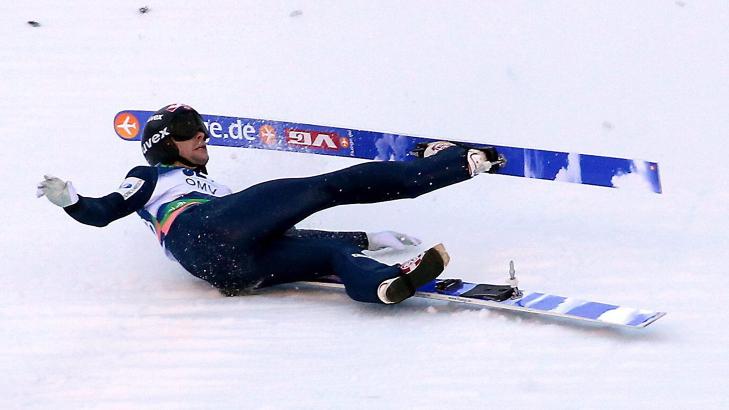 VRED KNEET: 28-�ringen er sendt til sykehus etter � ha skadet det venstre kneet. Foto: Grzegorz Momot / EPA / NTB Scanpix
