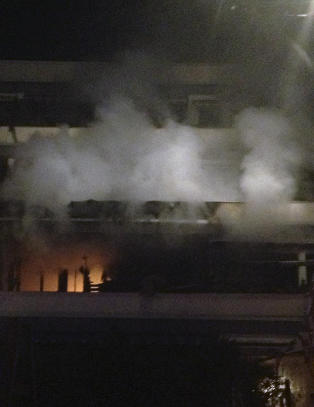 En person d�d etter brann i boligblokk