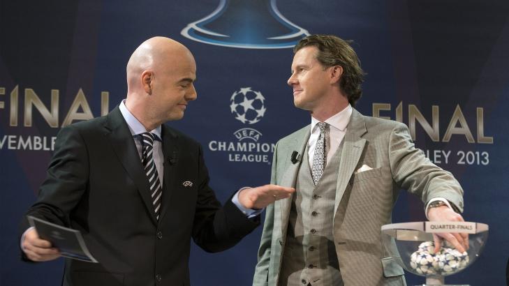 JUKS? Steve McManama og Gianni Infantino f�r kvartfinaletrekningen i Champions League. Foto: AFP PHOTO / SEBASTIEN FEVAL / NTB scanpix