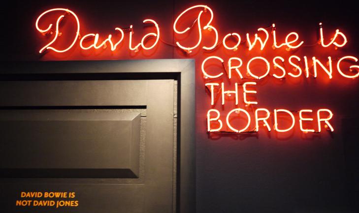 SAGT P� EN ANNEN M�TE: Den lille teksten p� den svarte d�ra forklarer noe mange Bowie-fans har vanskelig for � ta innover seg. Foto: JAN OMDAHL